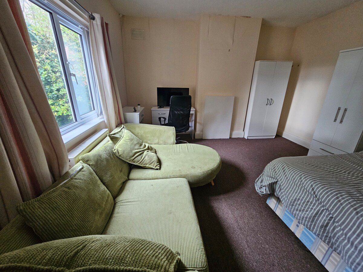 Convenient room near QE Hospital and University - Apartments for Rent ...