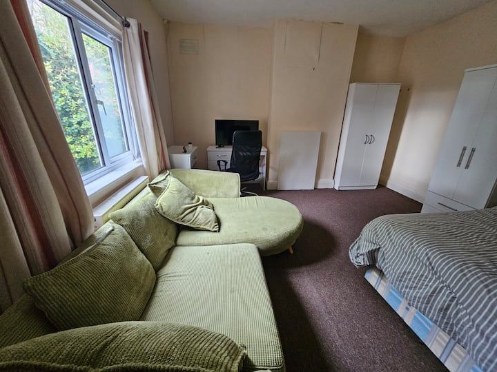 Convenient room near QE Hospital and University - Apartments for Rent ...
