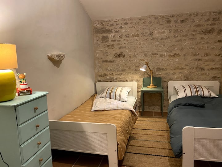 חדר צד נעים עם שתי מיטות יחיד, מנורות צד, שידה ואוהל משחקים לילדים. פריטי ילדים יוסרו אם רק מבוגרים שוהים בנכס.