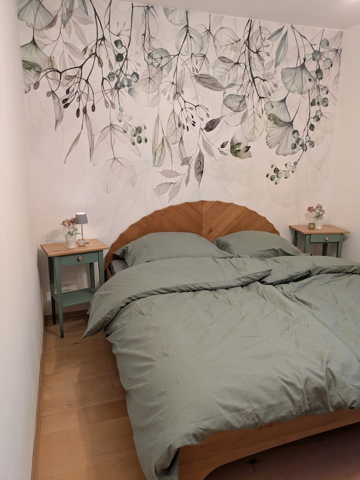 Голем брачен кревет (широк 150-179 см) со кутија и закачалки