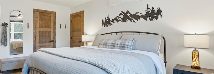 Suite Second King (planta principal): descanse con estilo en la cama de hierro negro, rodeada de detalles artesanales en las paredes. El baño de doble acceso con bañera ofrece flexibilidad y comodidad, combinando un diseño cuidadoso con la practicidad del día a día.