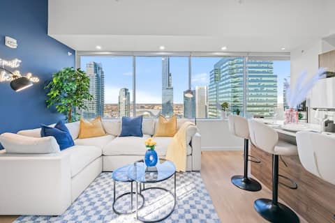 Top Airbnb: Wake Up to Skyline Views: Downtown 2BR + Amenities in Edmonton
