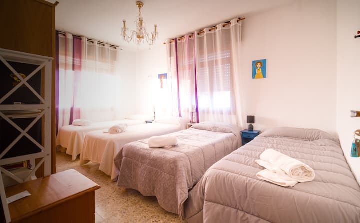 Es una habitacion con todas las comodidades. 
Dispone de juegos, peluches, pinturas, etc. para que los ninos puedan disfrutar de la estancia.