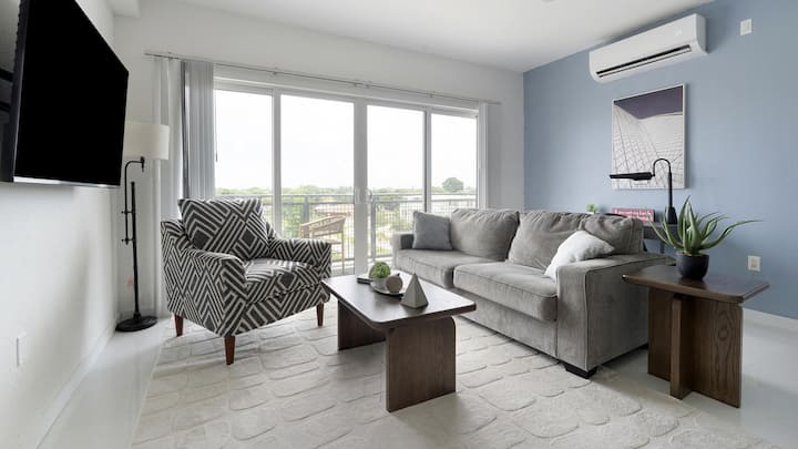 Landing | Stylish 2bd, Gym, Pool - Homestead, FL