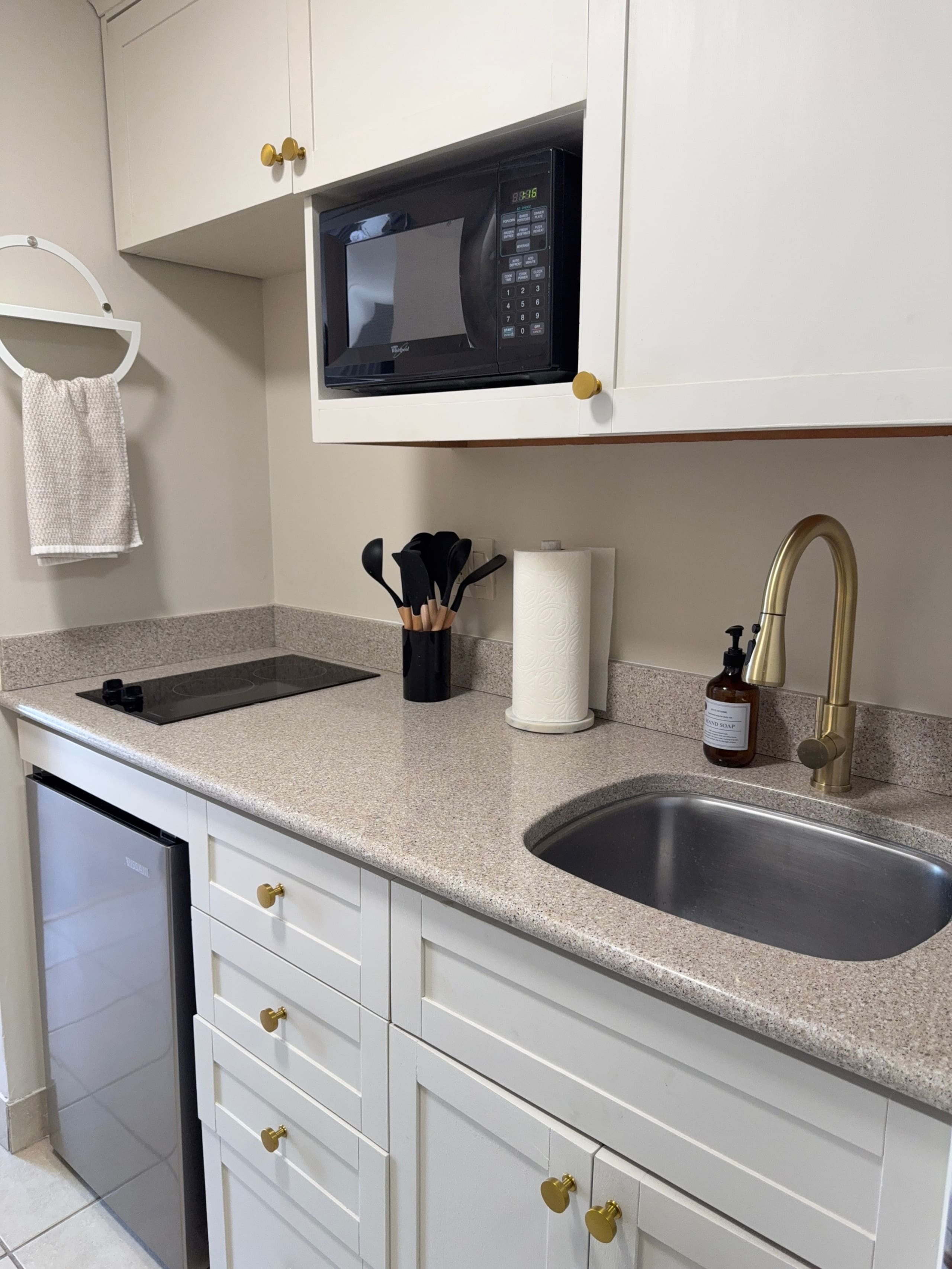 Home in Honolulu · ★4.92 · 1 bedroom · 2 beds · 1 private bath - Image 11