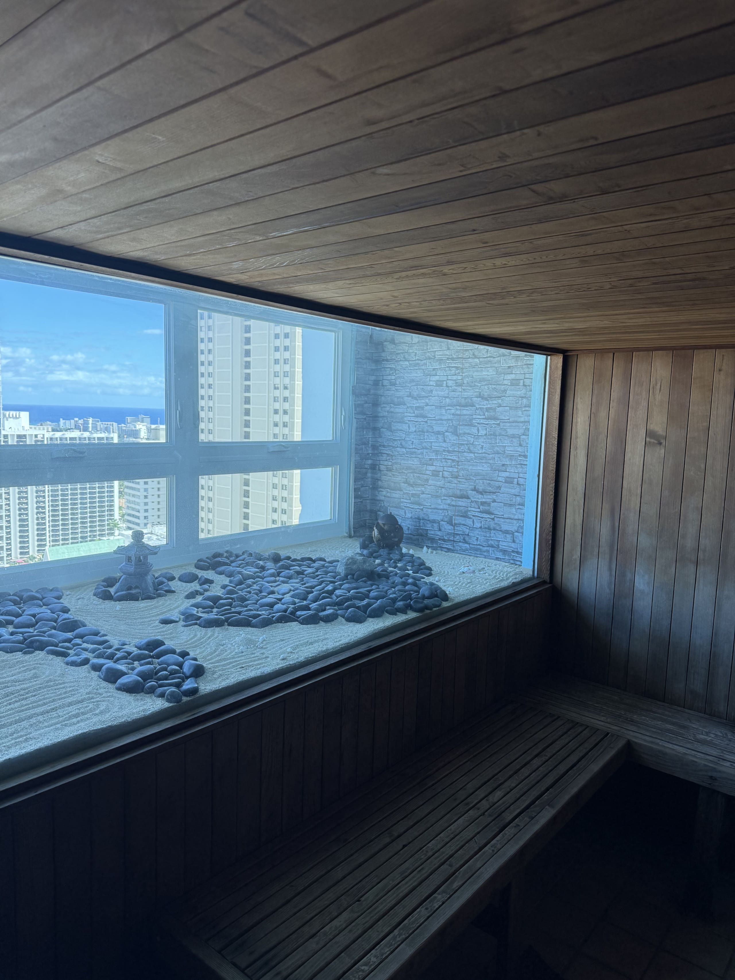 Home in Honolulu · ★4.92 · 1 bedroom · 2 beds · 1 private bath - Image 16