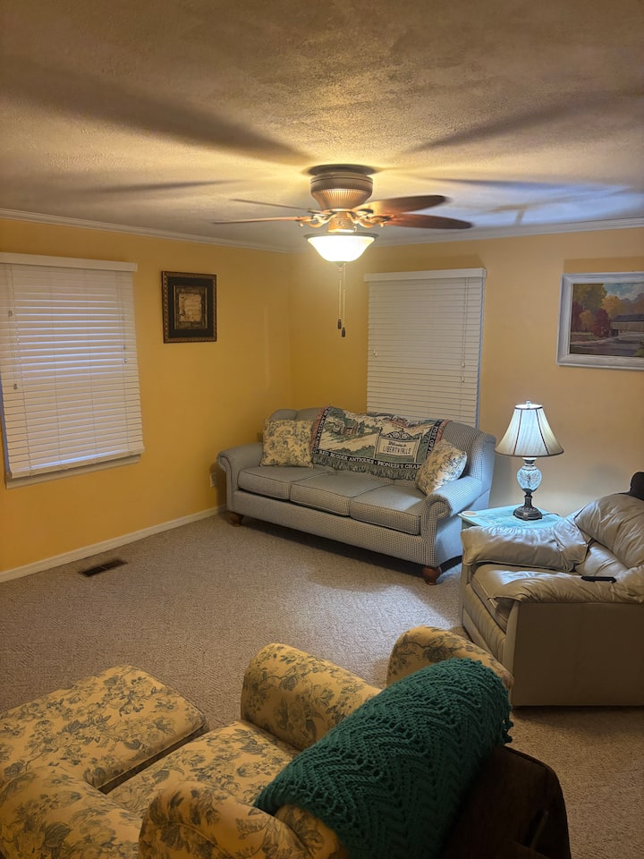 Wonderful 2 Bedroom Close To The Shawnee ! - Harrisburg, IL