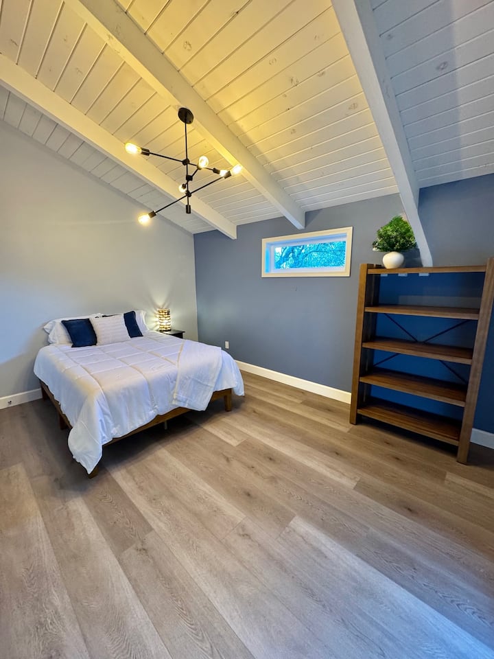 Пространа, удобна брачна спална соба на главниот кат со сопствена бања и лизгачка врата до тераса