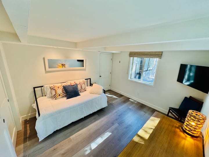 Канцеларија или гостинска соба со двокреветна соба и втор близнак под него. Големото биро и целосниот ѕиден плакар го прават овој простор многу погоден за повеќекратна употреба.