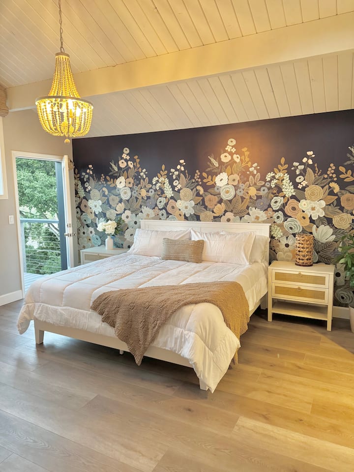 Избегајте во вашиот неверојатен главен апартман со душек од 14инчи кадифен брачен кревет, приватна тераса, простор за седење, работен простор, сопствена бања со туш за дожд и пареа и плакар