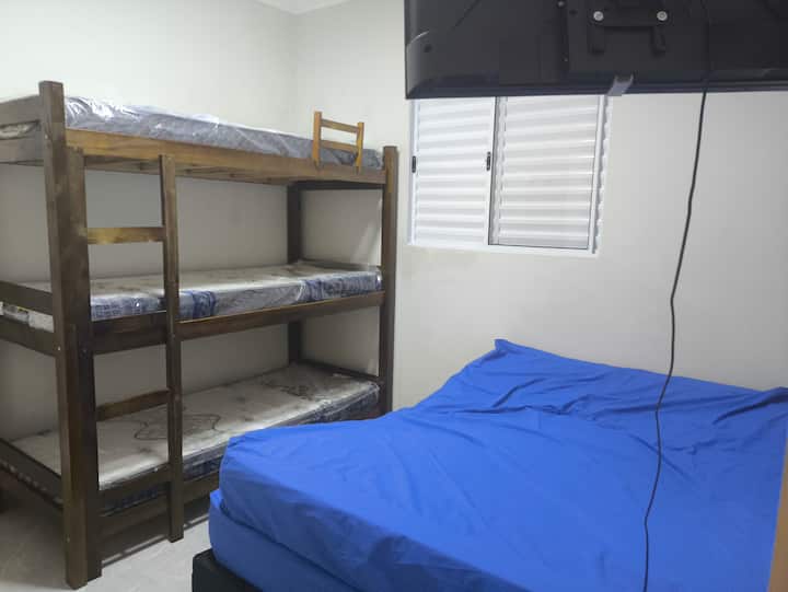 apartman sa stolnim ventilatorom i 32-inčnim pametnim televizorom 