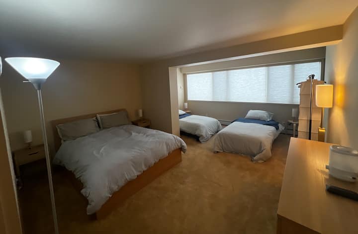 חדר שינה שני יכול להלין עד 4 אנשים. יש מיטת קווין סייז וגם שתי מיטות יחיד. נוף ליער הלאומי וייט ריבר.