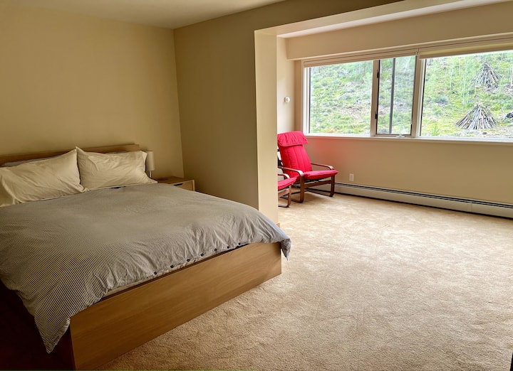 غرفة النوم الثانية تتسع لما يصل إلى 4 أشخاص. يوجد سرير بحجم كوين بالإضافة إلى مرتبة هوائية بحجم كوين. إطلالات على غابة النهر الأبيض الوطنية.