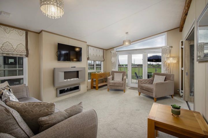 Scenic River View Lodge | Sleeps 6 | Free Parking - Blackpool