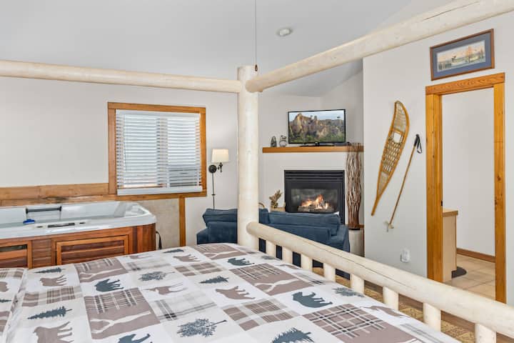 Romantic Cabin #7 Fireplace, Hot tub-Couples Only