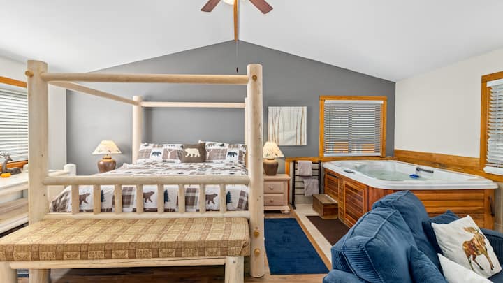 Romantic Cabin #7 Fireplace, Hot tub-Couples Only