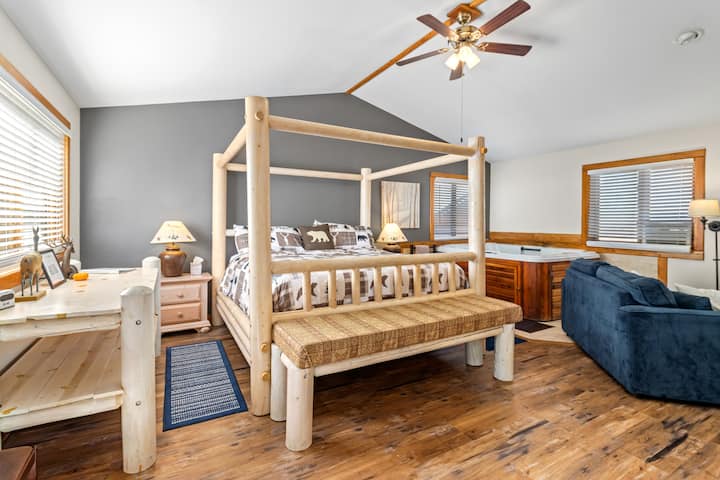 Romantic Cabin #7 Fireplace, Hot tub-Couples Only