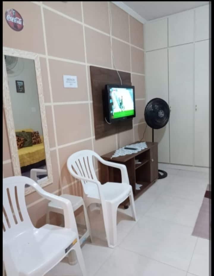 בסלון יש טלוויזיה, מאווררים וספה נפתחת.