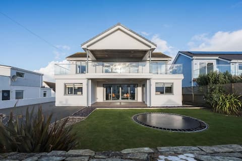 Luxury Family Beach House with Sea Views -Sleeps 8