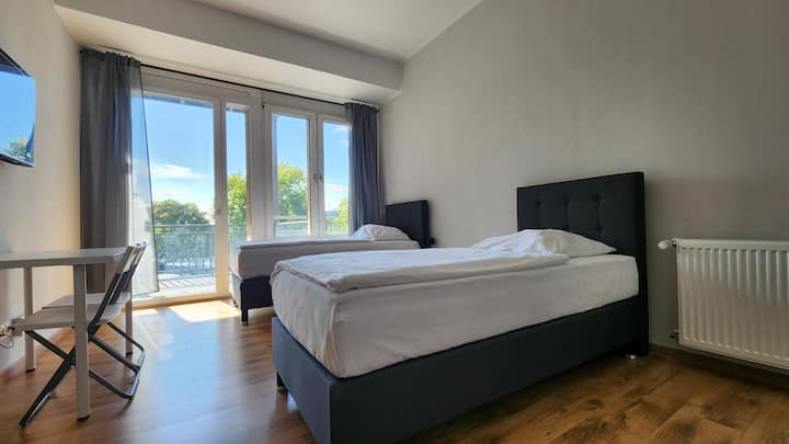 חדר כפול נעים עם מיטות 90x200 ס"מ ומזרנים גבוהים, כולל מצעים וכיסויים. עם ארון בגדים וטלוויזיה משלו - אידיאלי להירגע.