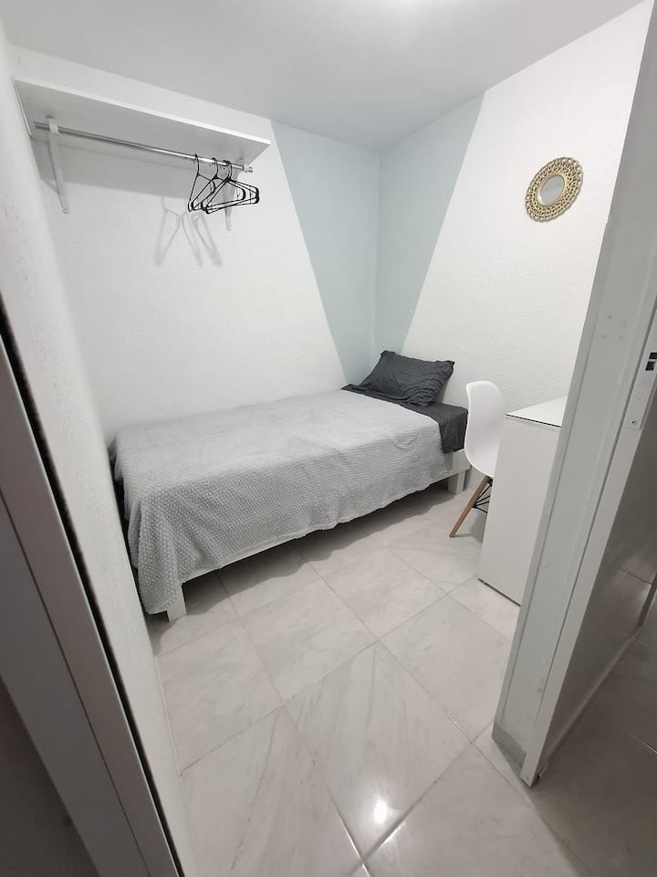 Dhomë teke me krevat tek dhe tavolinë. (Dhoma 2)
Çarçafët mund të ndryshojnë në ngjyrë, lloj. 