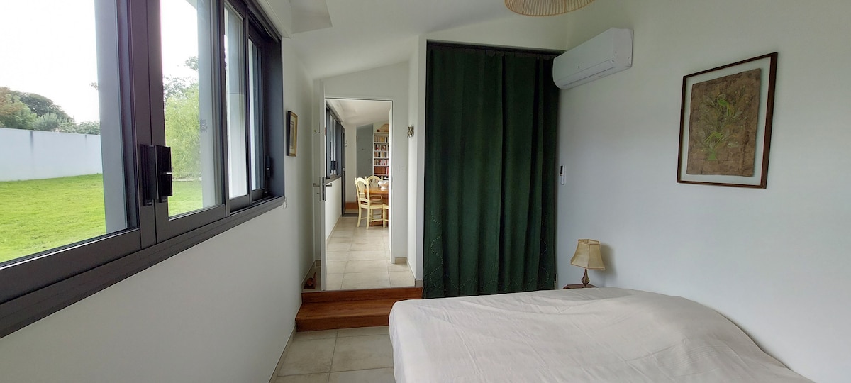 BIJLAGE Rose Trémière Room
Een bed van 140x200 (één dekbed van 220x240 met twee kussens van 65x65)
Beddengoed is vereist - te huren of mee te nemen -