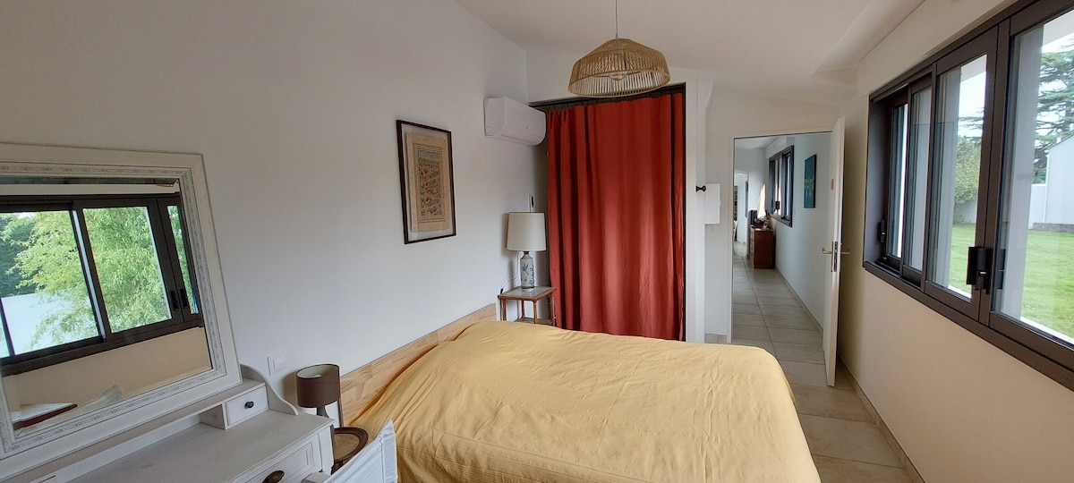 Iris Room SCHEMA 
Een bed van 140x200 (één dekbed van 220x240 met twee kussens van 65x65)
Beddengoed is vereist - te huren of mee te nemen -