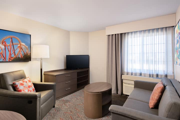 Spacious Suite | 1 Queen Bed | Near Anaheim Resort - Anaheim, CA
