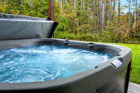 Riverfront~GameRm~HotTub~2 mins2CrystalMtn~2 Homes