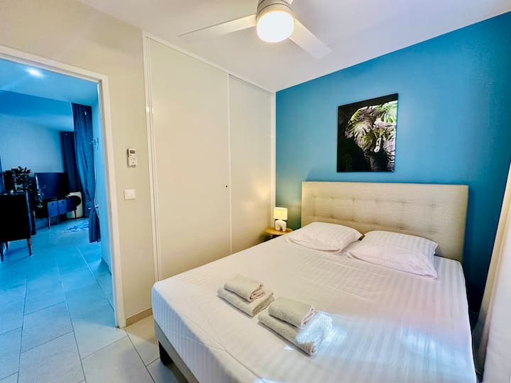 Spavaća soba s klima-uređajem i krevetom širine 160 cm, garderoba + stropni ventilator