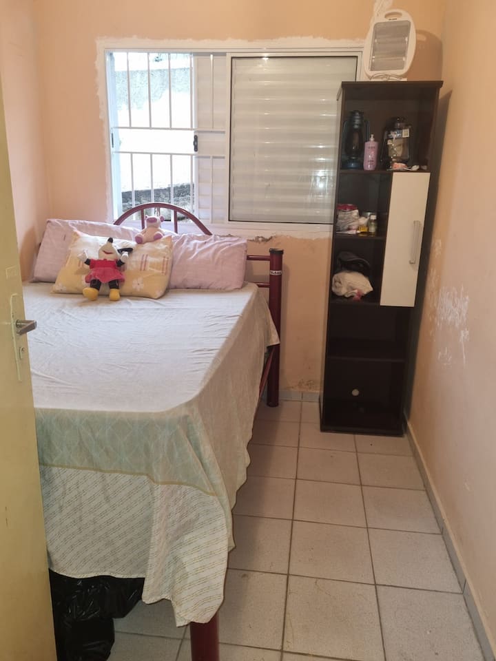 Spálňa 1 – dvojlôžko s 3 náhradnými jednolôžkovými matracmi a ďalším dvojlôžkom