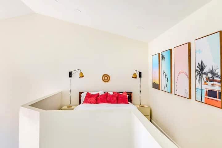 ოთახი კოჭზე — საოცნებო ლოფტი, საიდანაც თითქოს უდაბნოს შუქებს კოჭის მწვერვალიდან აკვირდებით! ეს უნიკალური სივრცე ღიაა ქვემოთ მდებარე საცხოვრებელი სივრცისკენ და კარიც არ აქვს, რაც ფესტივალის ატმოსფეროს შექმნის საშუალებას იძლევა.