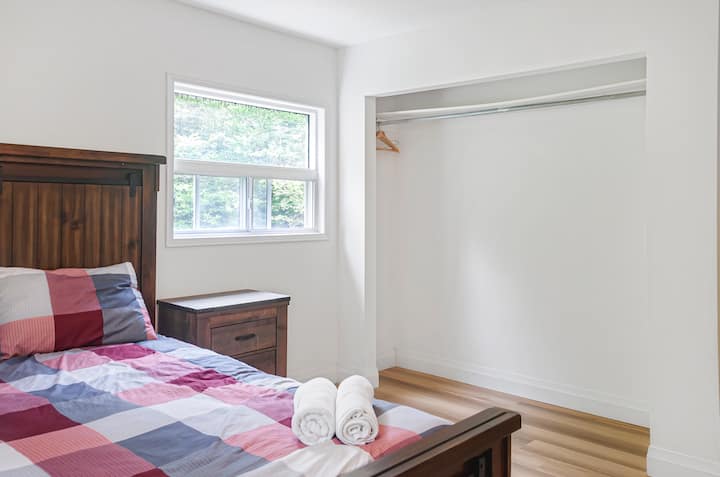 Svijetla i udobna spavaća soba s udobnim krevetom, prostranim ormarom i prirodnim svjetlom. Uživajte u privatnosti vlastite kupaonice.