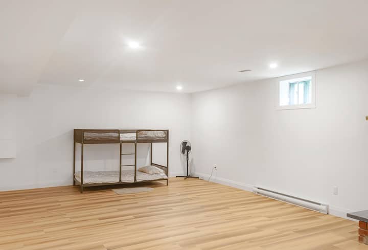 Prostrana višenamjenska soba u prizemlju koja nudi dodatni prostor za spavanje i mnogo otvorenog prostora. Odlično za djecu, igre ili veće grupe.