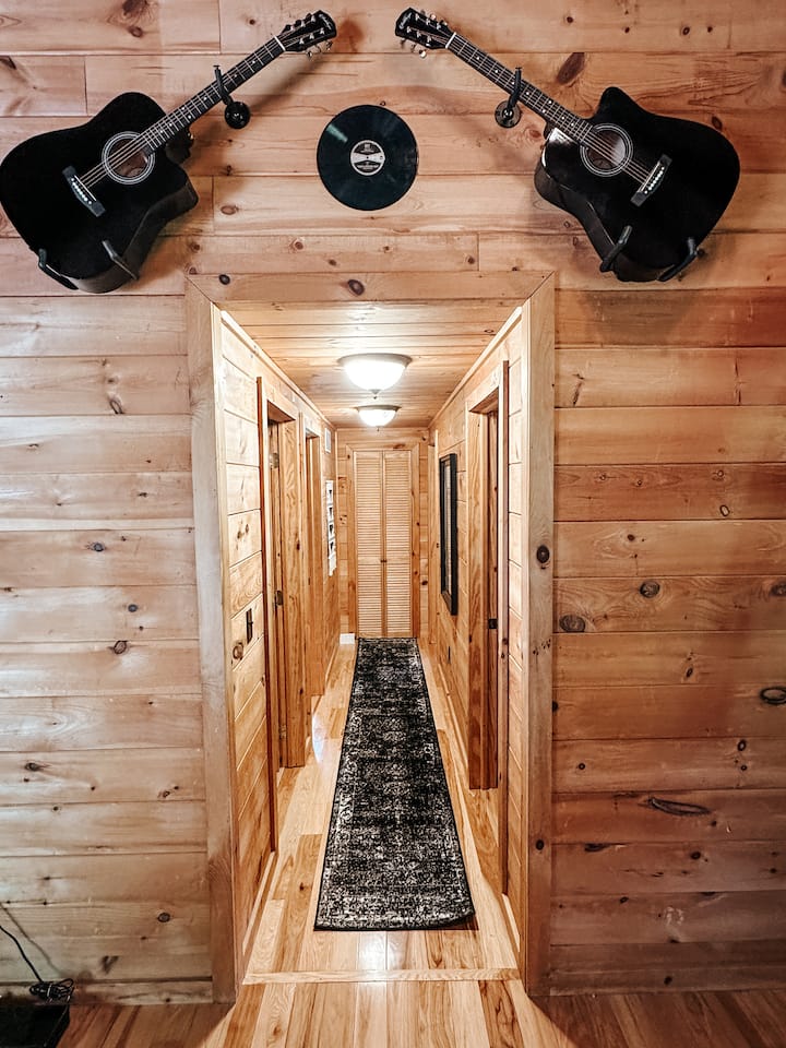 通往2号、3号、4号卧室和额外全功能卫生间的走廊。 