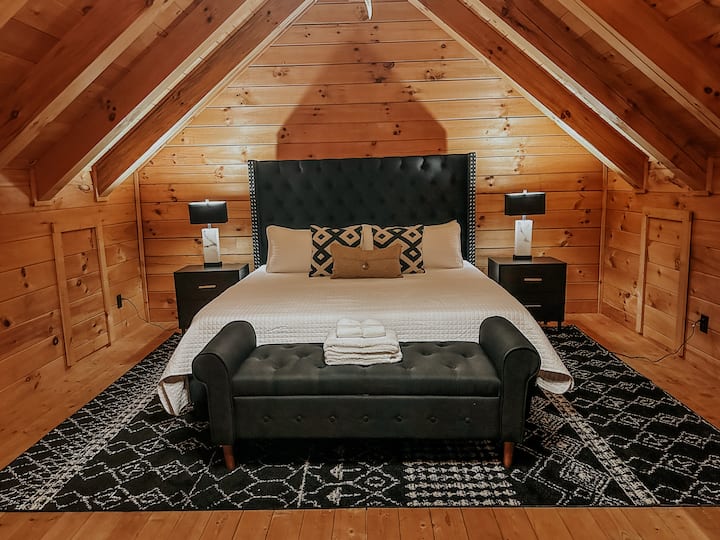 5号卧室–位于楼上，配有特大号床，提供高架舒适的睡眠空间。 请注意，这间卧室可通过梯子进入，位于开放式阁楼区域。