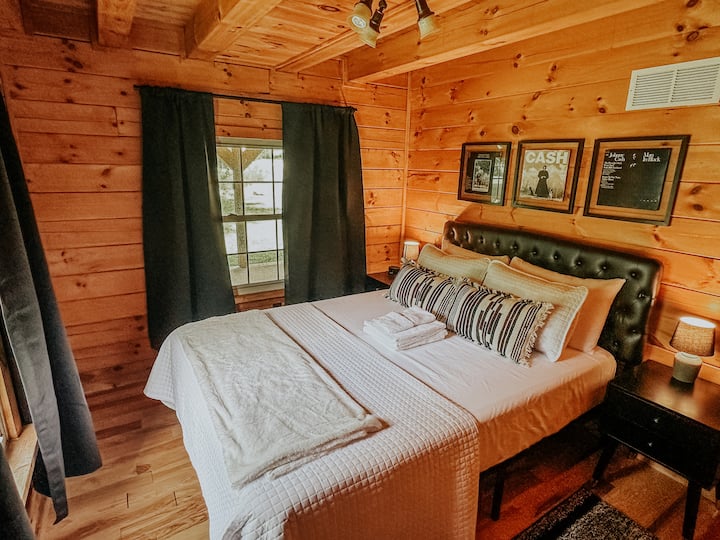 4号卧室–配备大床，自然采光充足，可欣赏池塘景观。 与2号和3号卧室共用走廊内的全功能卫生间。 