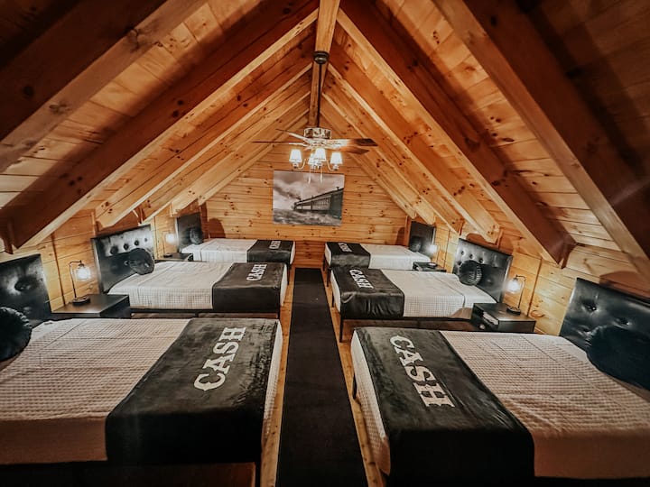 6号卧室–楼上阁楼卧室，配有6张单人床（可睡6人）。 请注意，这间卧室可通过梯子进入，位于开放式阁楼区域。