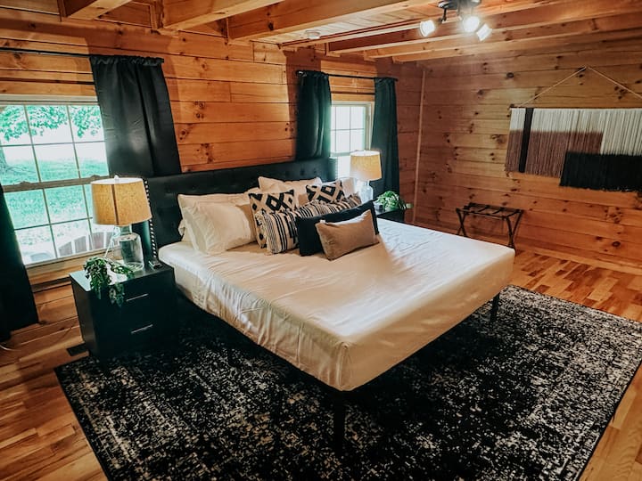 卧室# 1 –主卧室配有特大号床、独立套房卫生间和电视，是一个舒适放松的休憩之所。