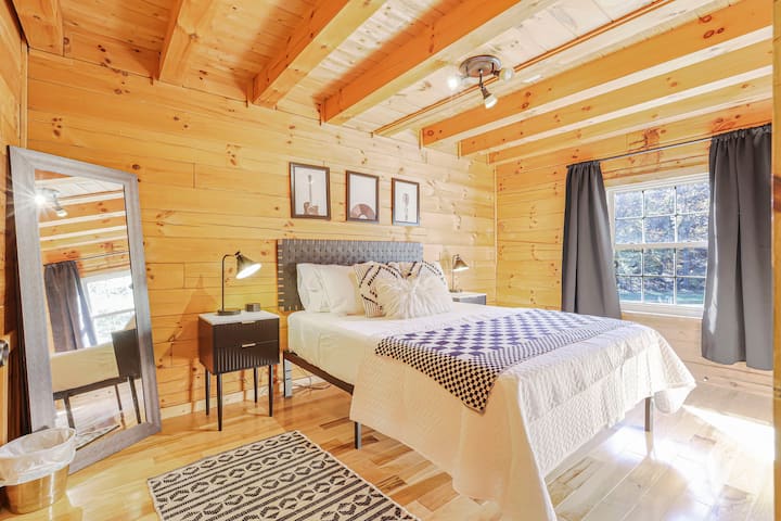 卧室# 3 –标准双人床卧室，自然采光充足，池塘景观。