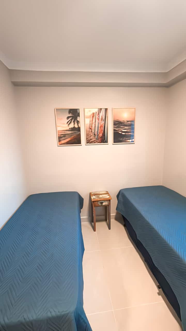 غرفة نوم بسريرين فرديين وغرفة نوم إضافية مع مكيف هواء دايكين 

نحن لا نقدم الفراش أو المناشف 