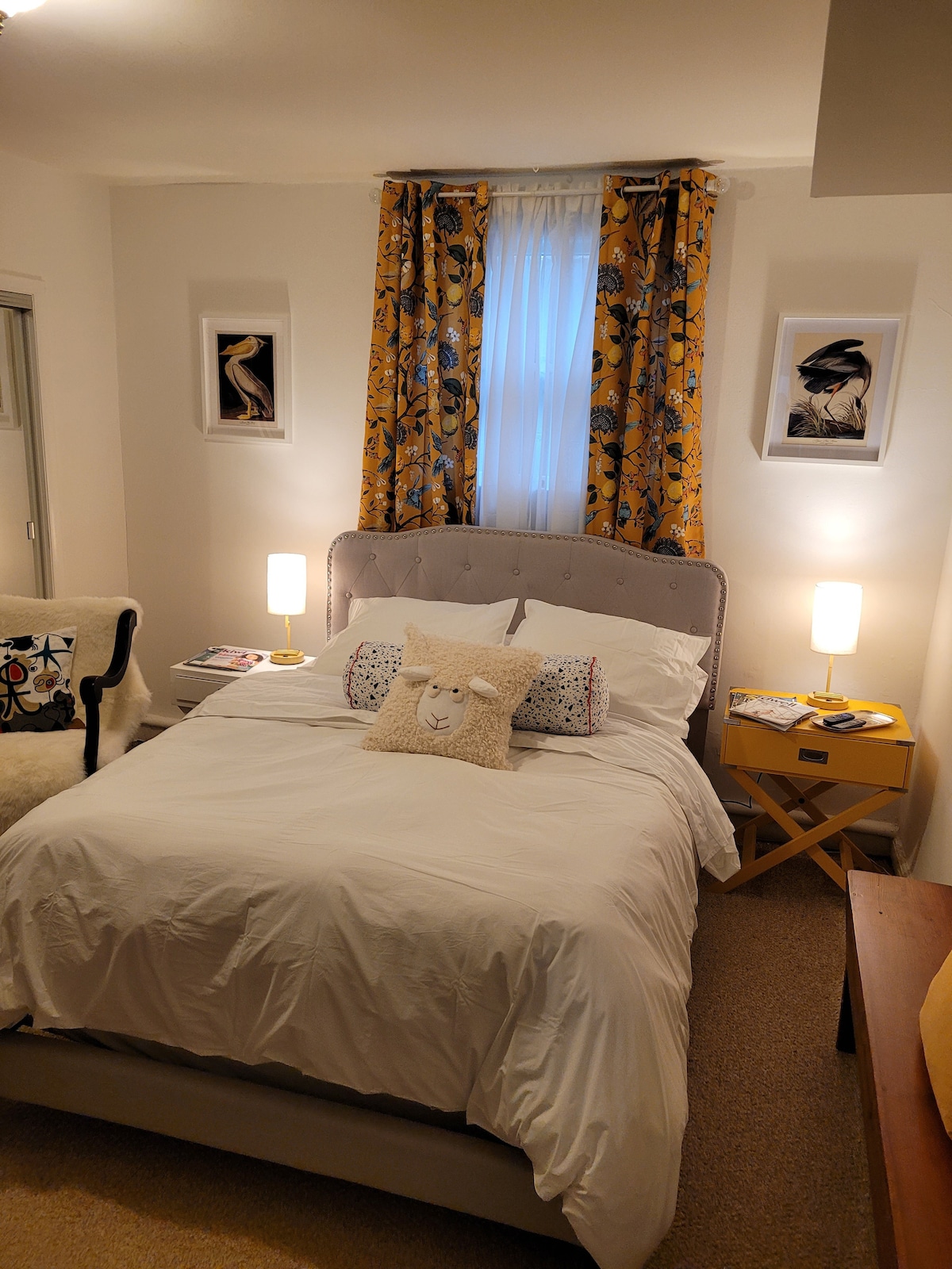 งีบหลับหรือพักผ่อนอย่างสดชื่นบนเตียงควีนไซส์สีม่วงของเราที่มีผ้าปูที่นอนออร์แกนิก