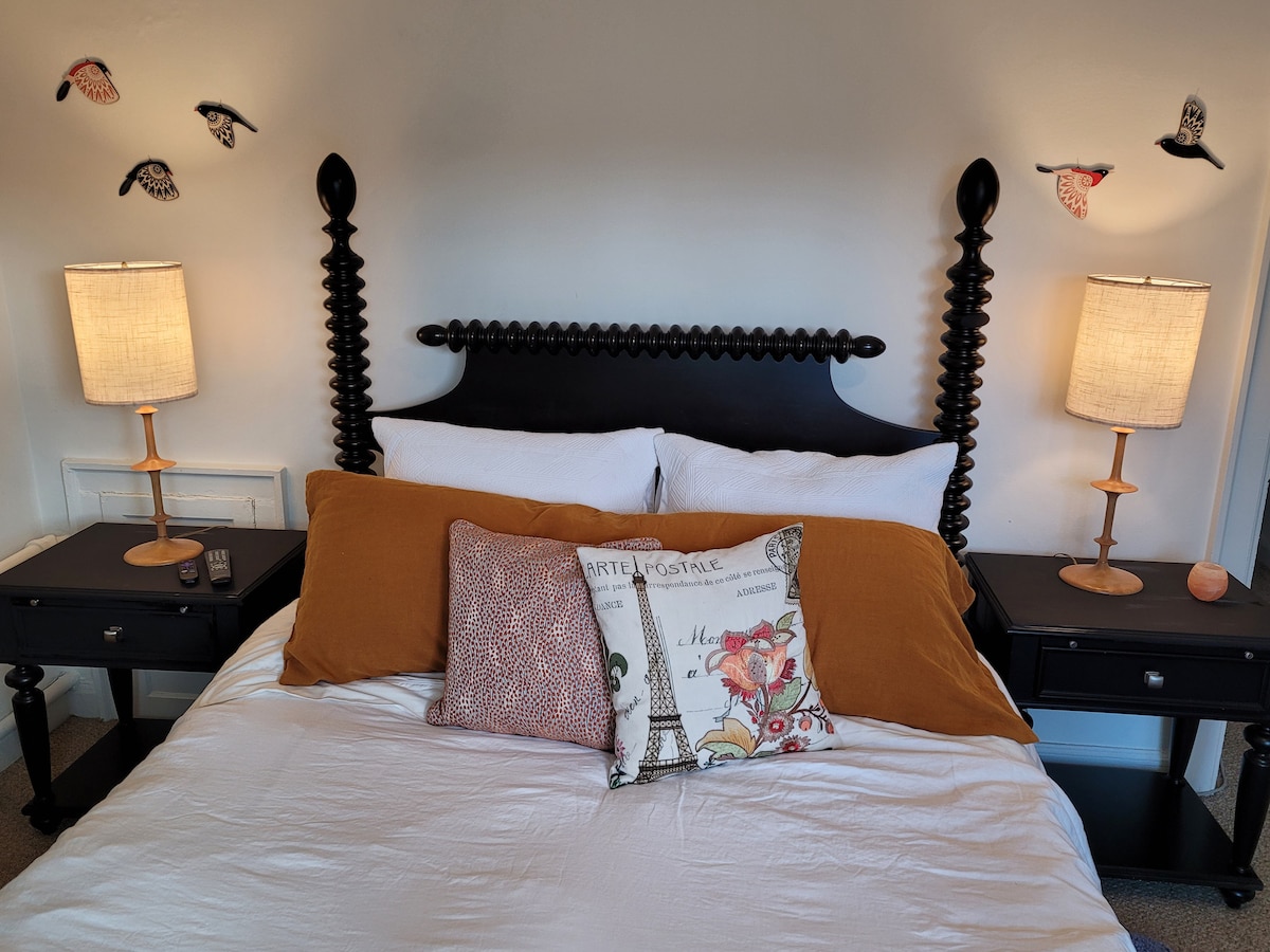 งีบหลับหรือพักผ่อนอย่างสดชื่นบนที่นอนควีนไซส์ที่เย็นสบายพร้อมผ้าปูที่นอนผ้าฝ้ายออร์แกนิกคุณภาพสูงครบชุด