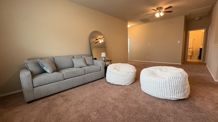 Kitanda cha sofa kinaweza kulala watu wawili kwa starehe.