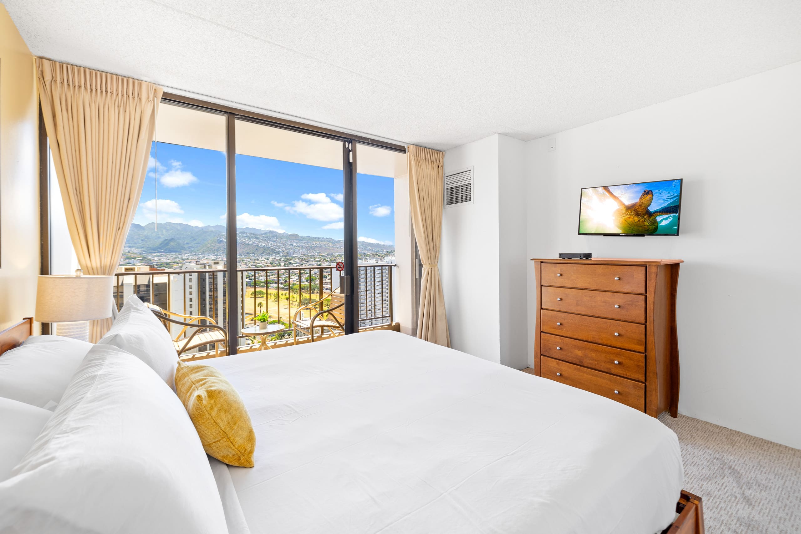 Condo in Honolulu · ★4.76 · 1 bedroom · 2 beds · 1 private bath - Image 14