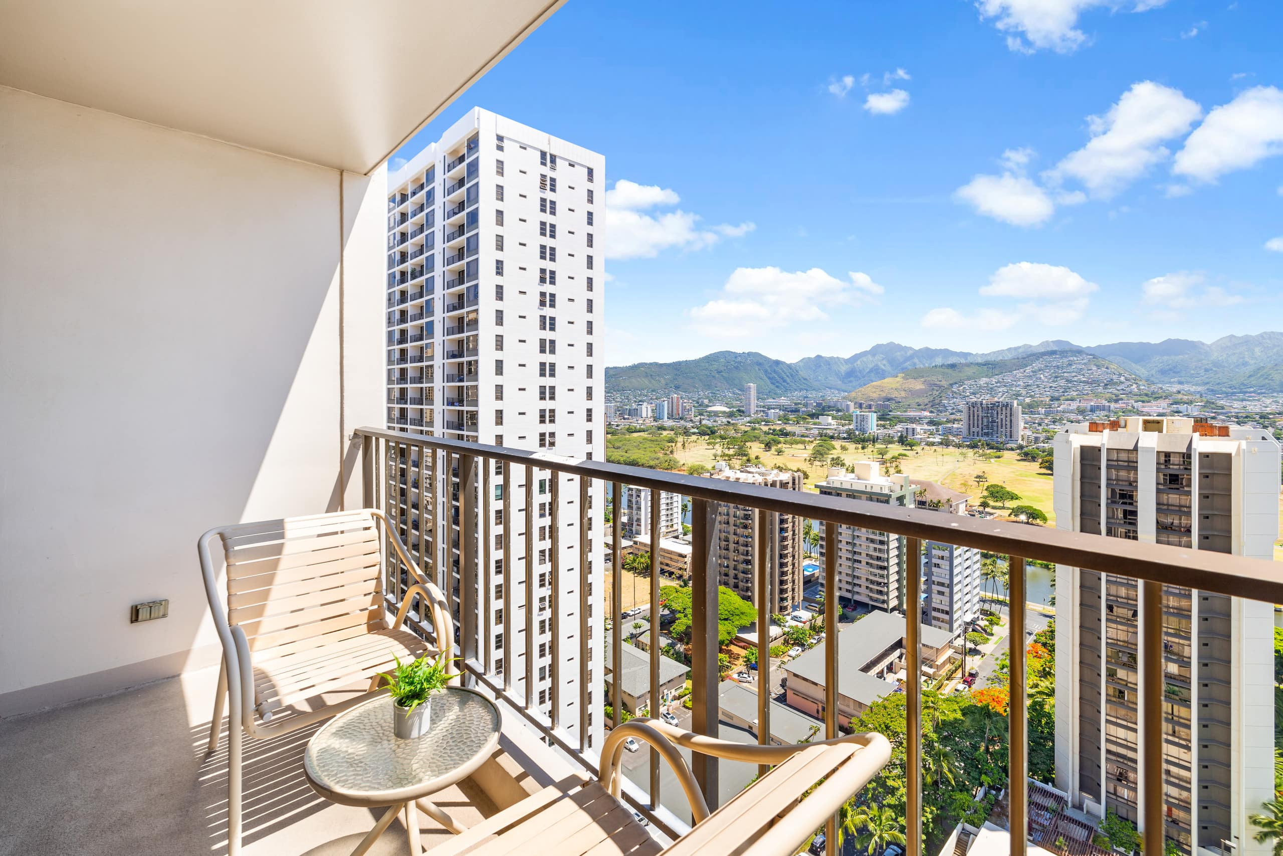 Condo in Honolulu · ★4.76 · 1 bedroom · 2 beds · 1 private bath - Image 21