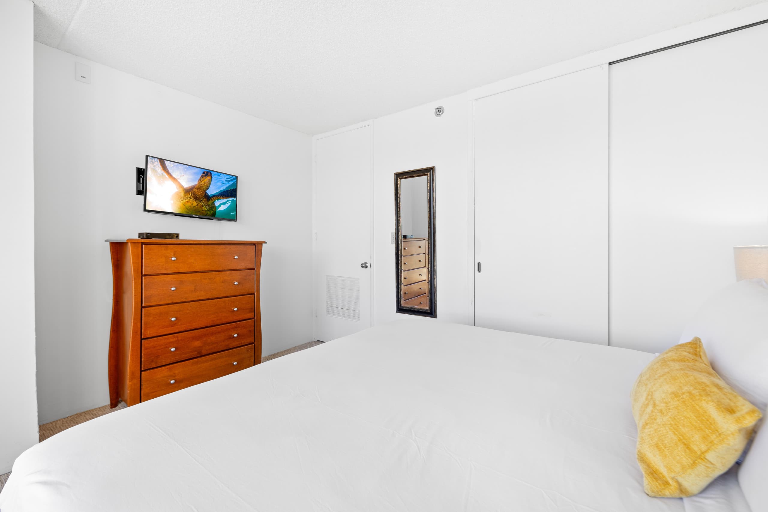 Condo in Honolulu · ★4.76 · 1 bedroom · 2 beds · 1 private bath - Image 16