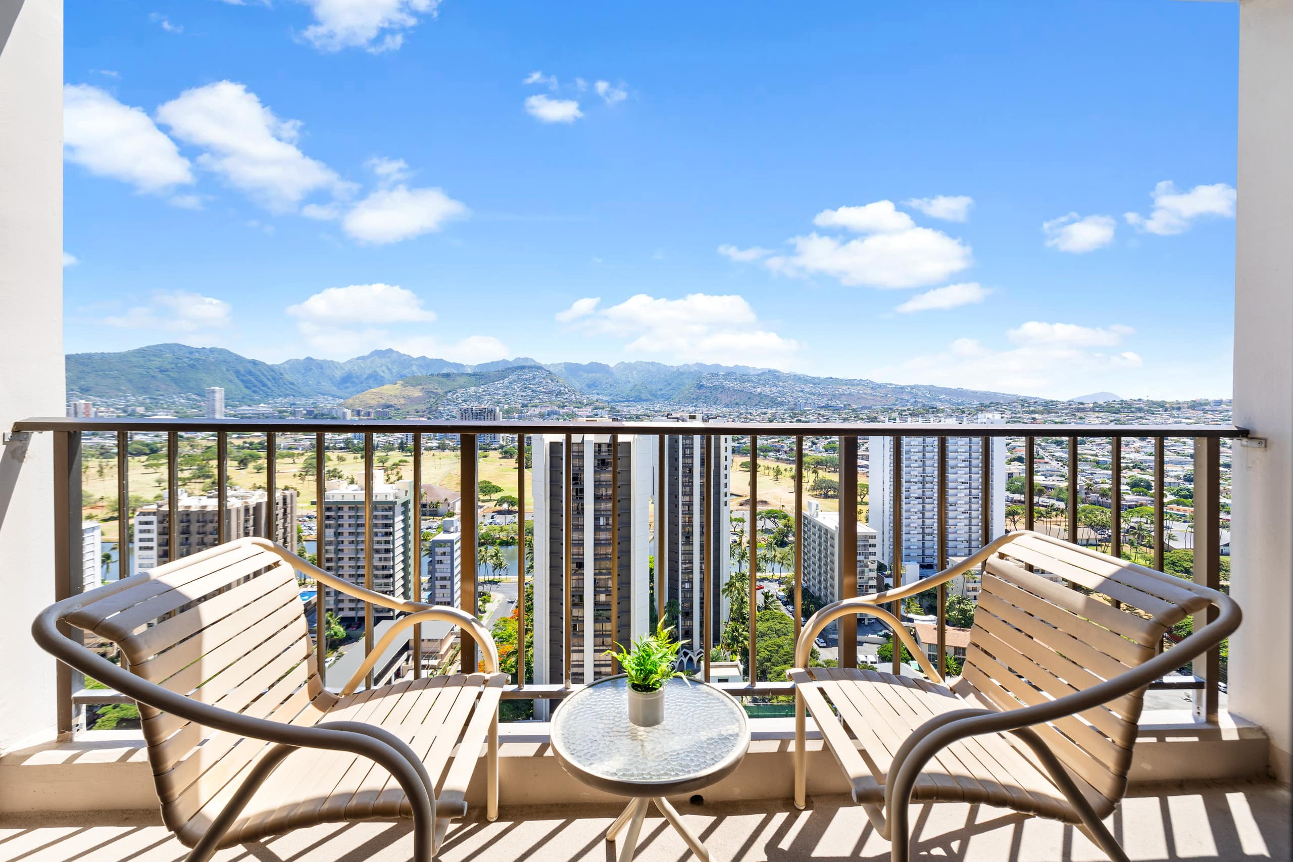 Condo in Honolulu · ★4.76 · 1 bedroom · 2 beds · 1 private bath - Image 4