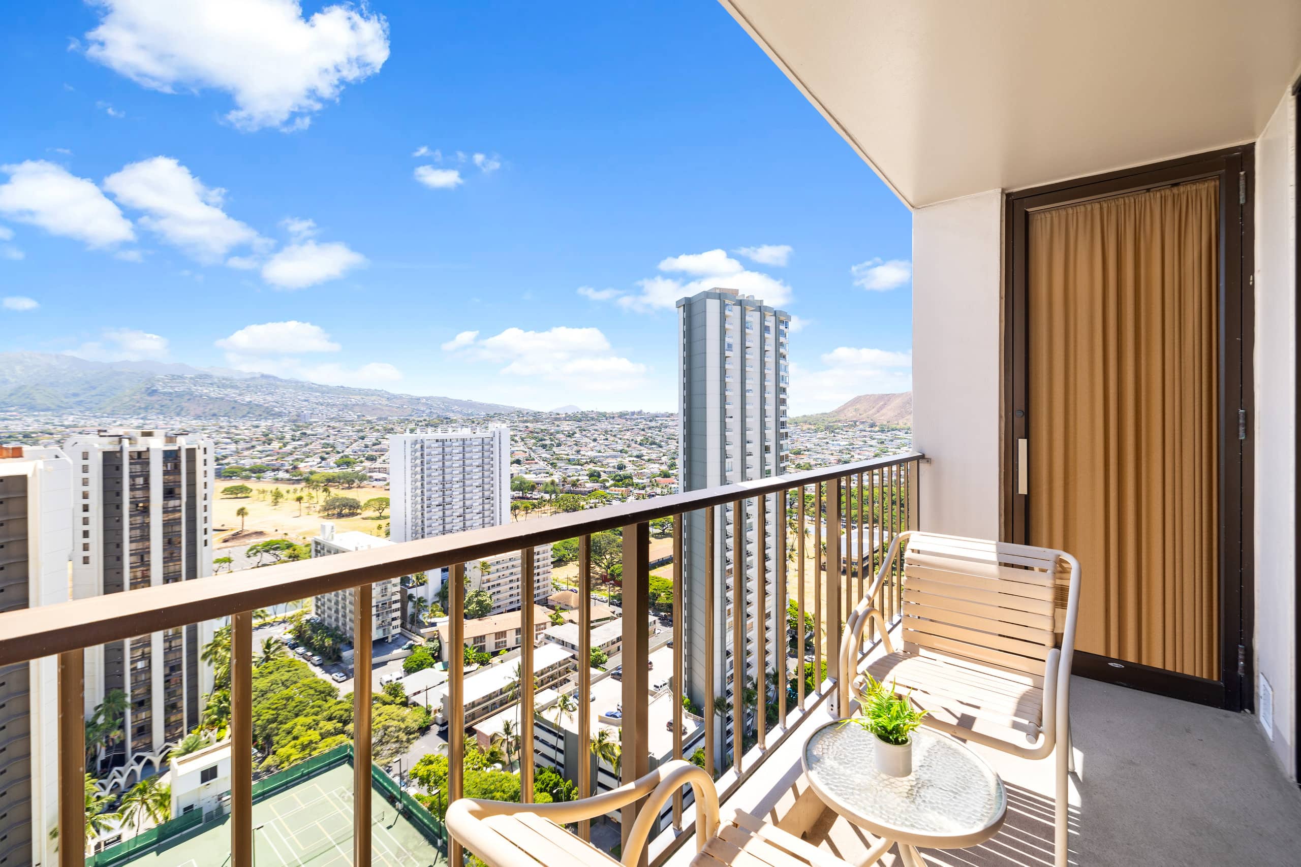 Condo in Honolulu · ★4.76 · 1 bedroom · 2 beds · 1 private bath - Image 22