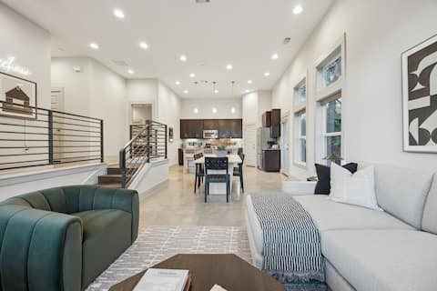 Successful Airbnb property: Downtown Austin Views | Prime East Side Location in Central East Austin